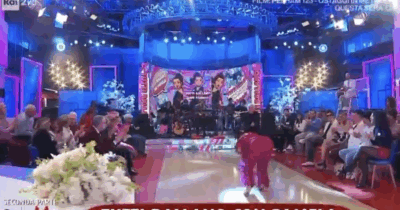 Copertina di “Ti sei fatta male? Dimmi la verità, ti do una mano. Vieni a sederti con me…”: Pamela Petrarolo entra in studio a BellaMa’ e cade rovinosamente – VIDEO