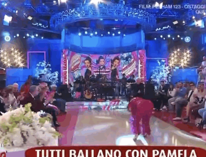“Ti sei fatta male? Dimmi la verità, ti do una mano. Vieni a sederti con me…”: Pamela Petrarolo entra in studio a BellaMa’ e cade rovinosamente – VIDEO