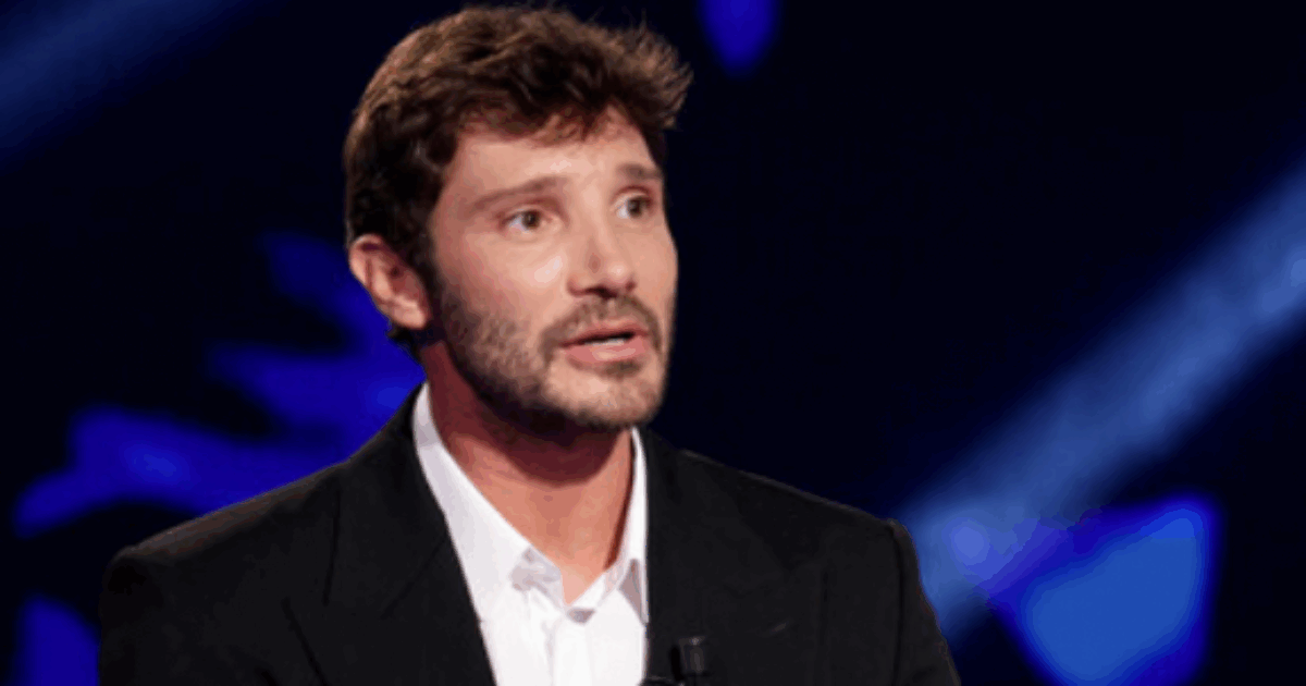 “Pier Silvio Berlusconi si stringe a Stefano De Martino nel dolore per la perdità del caro papà”: tra i messaggi di vicinanza al conduttore, quello dell’ad Mediaset e di Antonio Ricci