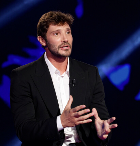 “Pier Silvio Berlusconi si stringe a Stefano De Martino nel dolore per la perdità del caro papà”: tra i messaggi di vicinanza al conduttore, quello dell’ad Mediaset e di Antonio Ricci