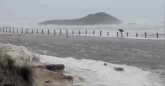 Copertina di Sardegna, il ciclone Harry cancella anche la spiaggia di Su Giudeu a Chia: le immagini