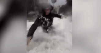 Sindaci travolti da un'onda durante una diretta social sulle mareggiate in Sicilia