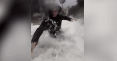 Copertina di I sindaci di Taormina e Santa Teresa di Riva travolti da un’onda durante una diretta social sulle mareggiate in Sicilia