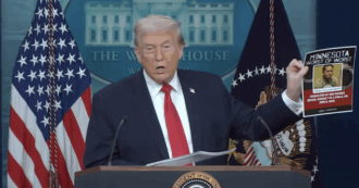 Copertina di Trump mostra in conferenza stampa i volti degli stranieri arrestati in Minnesota e insulta i somali: “Persone poco intelligenti”