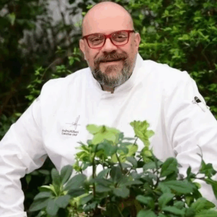 “Offriamo fino a 2.200 euro di stipendio con vitto e alloggio, ma molti candidati spariscono dopo il primo colloquio. I giovani pretendono di fare il minimo indispensabile”: lo sfogo dello chef Alfieri