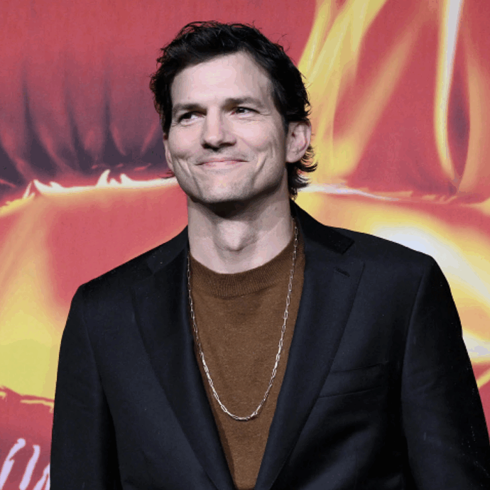 “Mio fratello gemello è nato con una paralisi cerebrale e a 12 anni ha subito il trapianto di cuore. È stato lui a farmi accettare il mio corpo”: così Ashton Kutcher