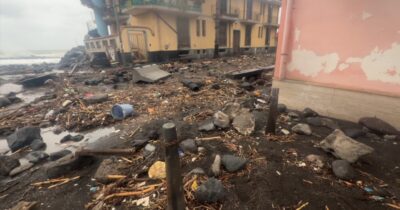 Copertina di Il ciclone Harry si abbatte sul Catanese: la camminata tra danni e detriti a Mascali – Video