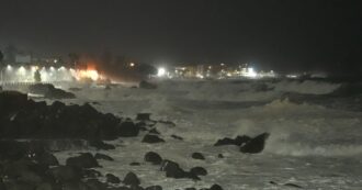 Copertina di Super mareggiata ad Aci Castello, le onde alte 8 metri fanno paura: il video nella notte