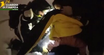 Copertina di Bufera di neve sull’Etna, salvata famiglia di turisti svizzeri rimasta bloccata in auto: c’era anche una bambina di 4 anni