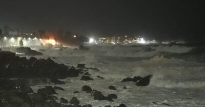 Copertina di Super mareggiata ad Aci Castello, le onde alte 8 metri fanno paura: il video nella notte