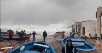 Copertina di Impressionante mareggiata a Linosa, il video delle persone in fuga dalla costa