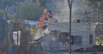 Copertina di Israele demolisce la sede dell’Unrwa a Gerusalemme, Onu: “Attacco senza precedenti”. Tel Aviv: “Nessuna immunità”