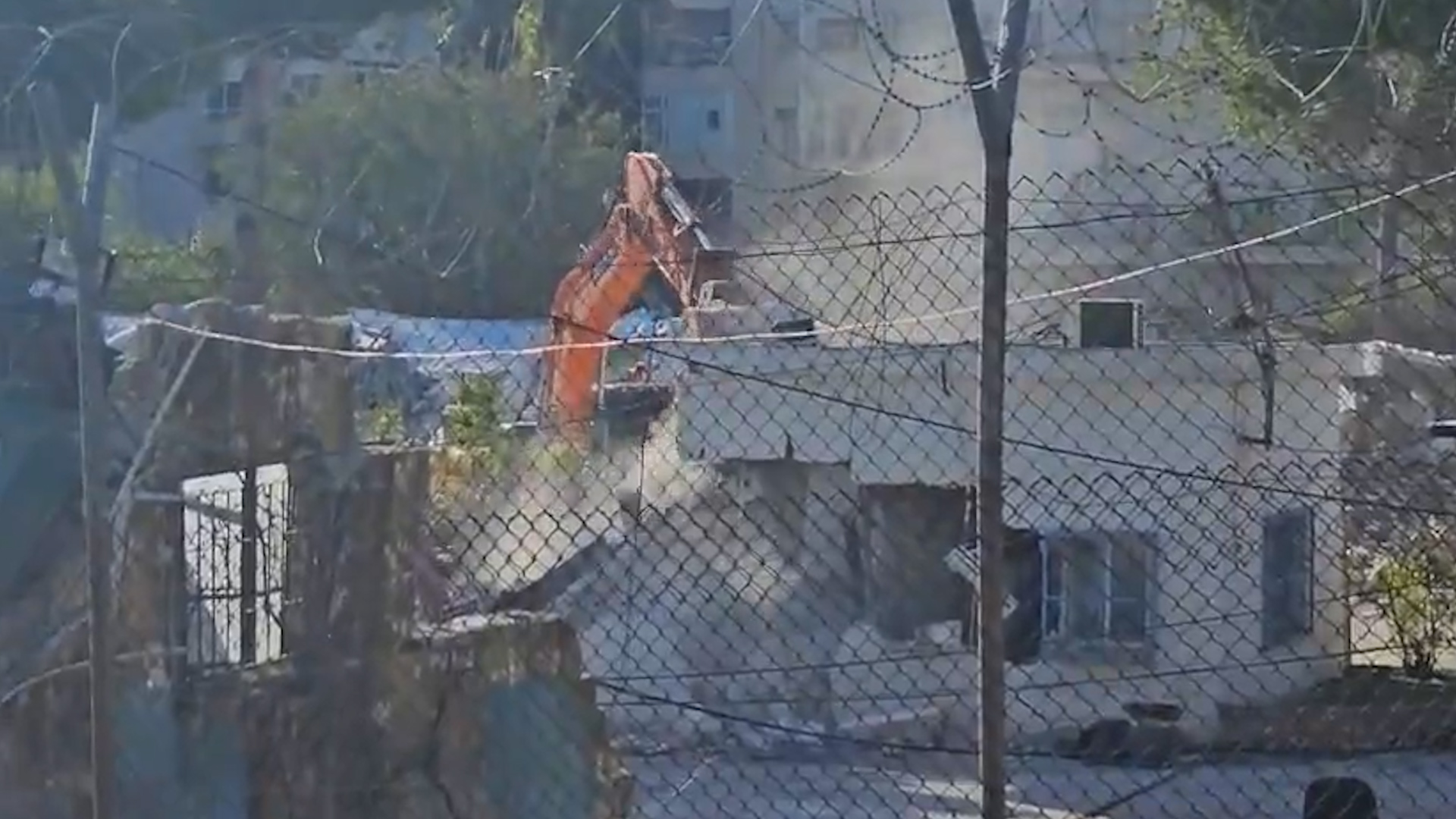 Israele demolisce la sede dell’Unrwa a Gerusalemme, Onu: “Attacco senza precedenti”. Tel Aviv: “Nessuna immunità”