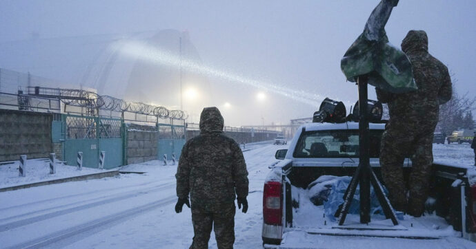 Ucraina, missili russi sulle infrastrutture energetiche. Aiea: “Colpite sottostazioni fondamentali, Chernobyl senza alimentazione esterna”