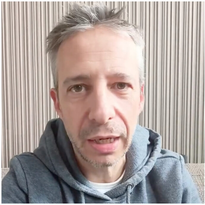 “Ecco cosa succede a scherzare sui chatbot cinesi, oltre all’amore della mamma ti rubano pure il canale. Hanno sfruttato un mio punto debole”: la denuncia dello YouTuber Andrea Galeazzi