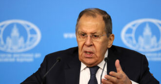 Lavrov: “Relazioni con l’Italia al punto più basso. I leader Ue vogliono parlare con Mosca? Possono telefonare”