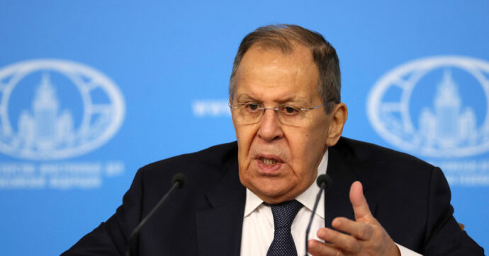 Lavrov: “Rapporti con l’Italia al loro punto più basso. Leader Ue vogliono parlare con Mosca? Possono telefonare”