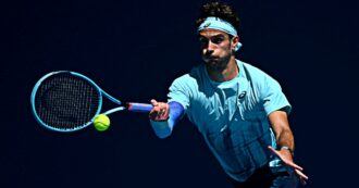 Australian Open, Musetti non brilla ma avanza: Collignon parte forte, poi è costretto al ritiro. Ora il derby con Sonego