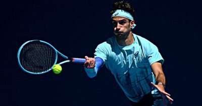 Copertina di Australian Open, Musetti non brilla ma avanza: Collignon parte forte, poi è costretto al ritiro. Ora il derby con Sonego