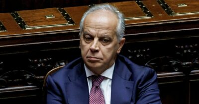 Copertina di Sicurezza, nuovo alt del Quirinale alla norma Almasri e limiti ai cortei