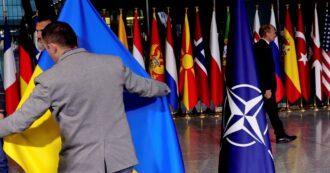 Copertina di “Sono tutti contro di me”. La Nato in terapia è il paziente più strano che abbia mai avuto