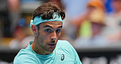 Copertina di “Fai schifo”: Musetti perde la testa agli Australian Open dopo il primo set e impreca prima della rimonta