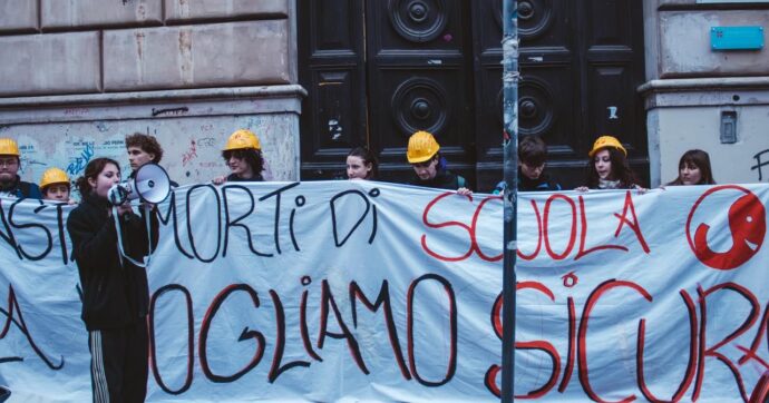 Lorenzo Parelli, gli studenti protestano contro l’alternanza scuola-lavoro a quattro anni dalla morte del ragazzo