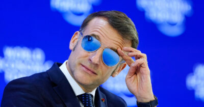 Copertina di Il mistero degli occhiali a specchio di Macron, parla l’esperto: “La luce diventa un nemico, ecco cosa si cela dietro il look da ‘Top Gun'”