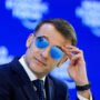 Copertina di Il mistero degli occhiali a specchio di Macron, parla l’esperto: “La luce diventa un nemico, ecco cosa si cela dietro il look da ‘Top Gun'”