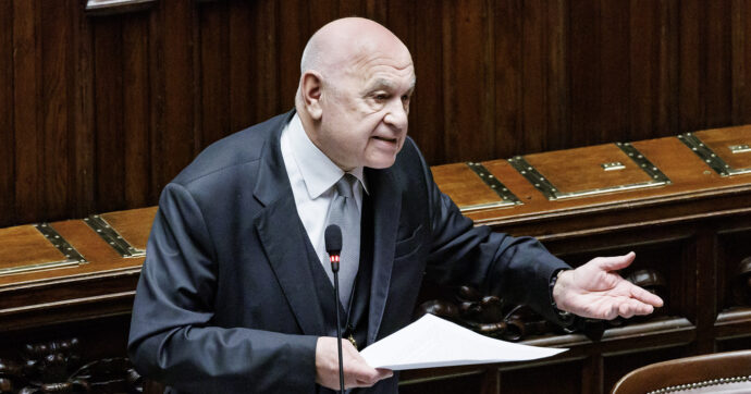 Nordio difende l’avviso di arresto: “Nessun fuggi fuggi, i grandi criminali sono esclusi”. Falso: vale anche per i narcotrafficanti