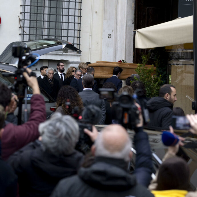 Aperta la camera ardente di Valentino Garavani a Roma: il feretro dello stilista arrivato in piazza Mignanelli