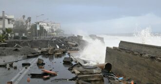 Copertina di Ciclone Harry, da dove arrivano le onde record che hanno devastato le coste del Sud. Pasini (Cnr): “Non siamo preparati”