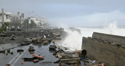 Copertina di Ciclone Harry, da dove arrivano le onde record che hanno devastato le coste del Sud. Pasini (Cnr): “Non siamo preparati”