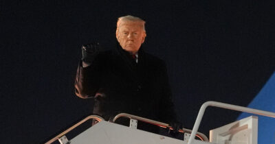 Copertina di Trump, guasto sull’Air Force One. Poi riparte per Davos: “Groenlandia? Troveremo una soluzione”. La Francia chiede un’esercitazione Nato sull’isola