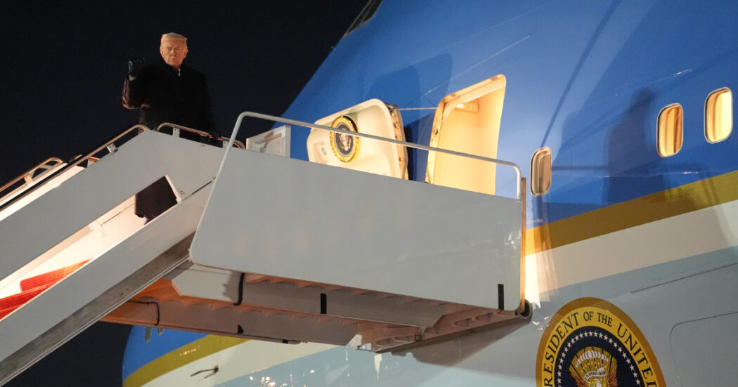 Trump, guasto sull’Air Force One. Poi riparte per Davos: “Groenlandia? Troveremo una soluzione”. La Francia chiede un’esercitazione Nato sull’isola
