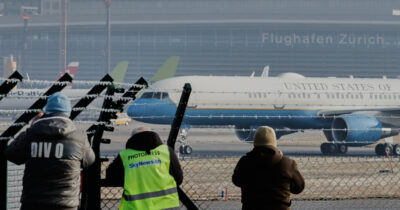 Copertina di Davos, Trump è arrivato in Svizzera. Fonti Ue: “Ma Von der Leyen non sarà al forum”. Annullato il bilaterale con Merz