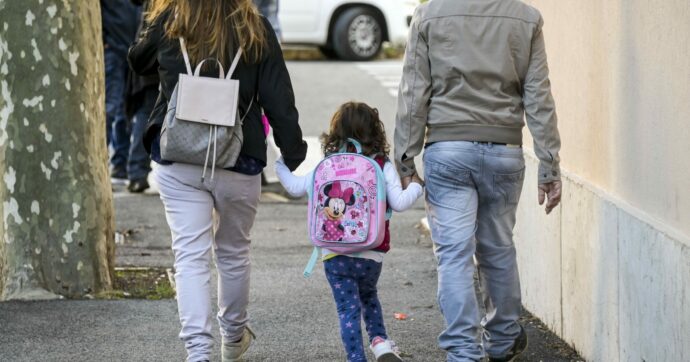 Congedo parentale uguale per madri e padri, la proposta delle opposizioni va avanti in Commissione. Pd e M5s: “La destra non la ostacoli”