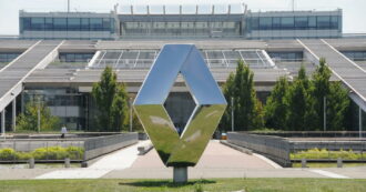 Copertina di Renault chiude Ampère, la società dedicata all’elettrico: era il progetto di punta di De Meo