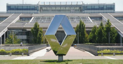 Copertina di Renault chiude Ampère, la società dedicata all’elettrico: era il progetto di punta di De Meo