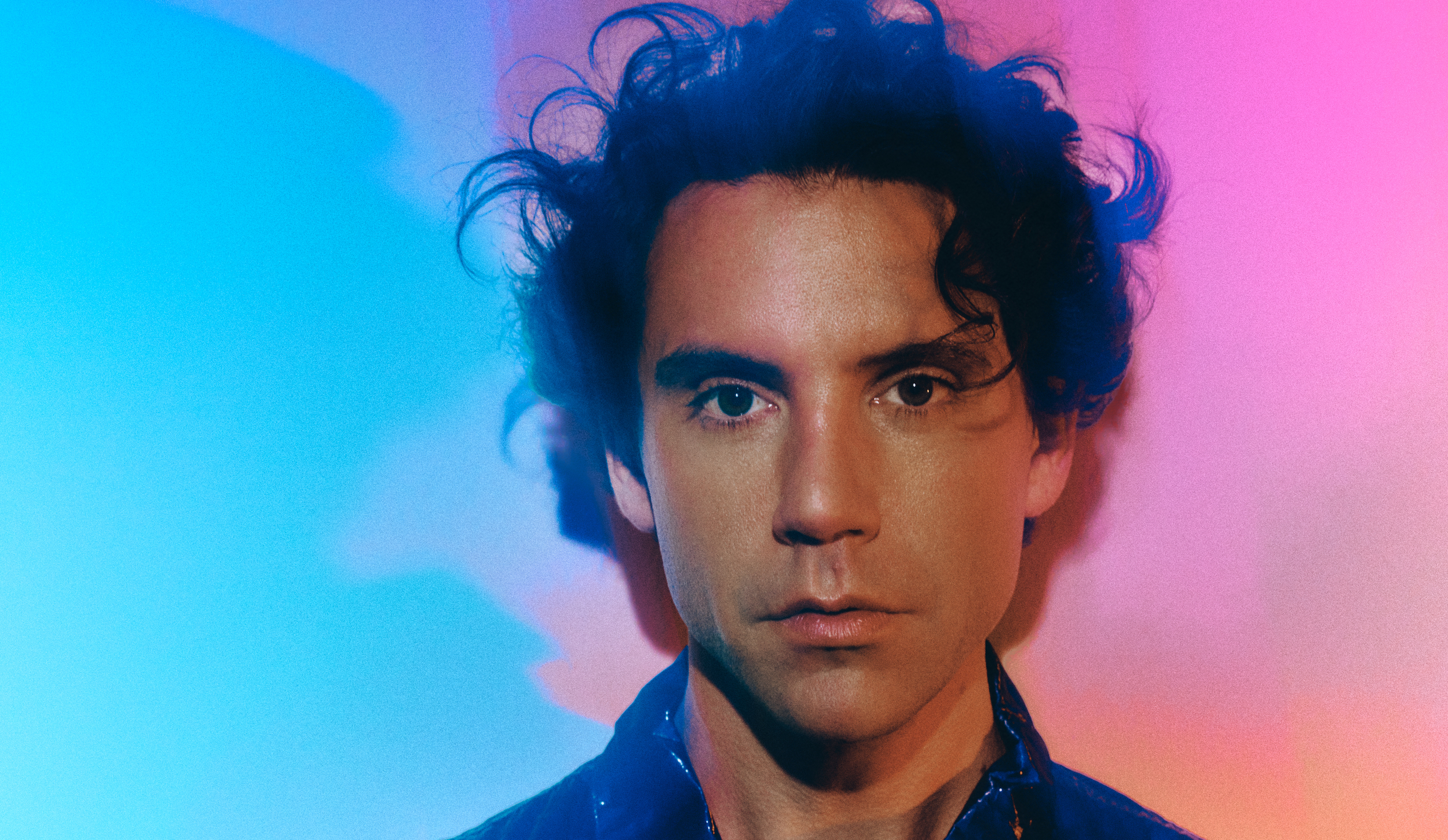 “Ero terrorizzato dai miei incubi ed ero sonnambulo. A 14 anni la polizia mi ha trovato per strada e riportato a casa. La musica mi ha aiutato tanto. Canto il sesso e l’erotismo anche per mettermi più a nudo”: così MIKA “Ero terrorizzato dai miei incubi ed ero sonnambulo. A 14 anni la polizia mi ha trovato per strada e riportato a casa. La musica mi ha aiutato tanto. Canto il sesso e l’erotismo anche per mettermi più a nudo”: così MIKA