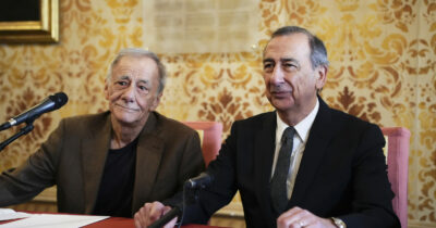 Copertina di “Il dolore per la morte di un figlio non se ne andrà mai. A volte è eccessivo, ti perfora”: Roberto Vecchioni presenta la Fondazione “per non lasciare i giovani nella solitudine”