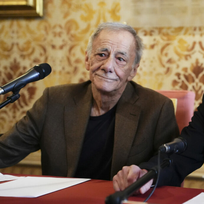 “Il dolore per la morte di un figlio non se ne andrà mai. A volte è eccessivo, ti perfora”: Roberto Vecchioni presenta la Fondazione “per non lasciare i giovani nella solitudine”