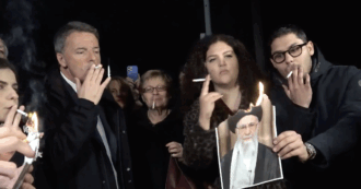 Copertina di Renzi si accende una sigaretta con la foto di Khamenei: la protesta davanti all’Ambasciata iraniana a Roma