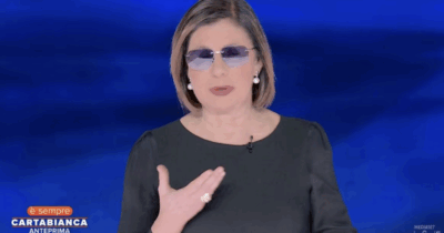 Copertina di “Anche questa settimana sono costretta a indossare gli occhiali scuri per fronteggiare le luci bellissime ma molto forti”: così Bianca Berlinguer a È sempre Cartabianca