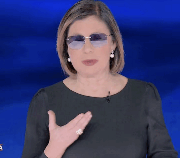 “Anche questa settimana sono costretta a indossare gli occhiali scuri per fronteggiare le luci bellissime ma molto forti”: così Bianca Berlinguer a È sempre Cartabianca