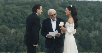 Copertina di “Nicola è corsa fuori piangendo. La parte della sala occupata dai Beckham applaudiva, quella dei Peltz era in silenzio”: com’è andata davvero al matrimonio di Brooklyn Beckham? Tutto sulla soap opera del momento