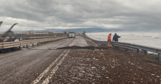 Copertina di Mareggiata in Sardegna, chiusa la Sulcitana: il video dei danni lungo la carreggiata