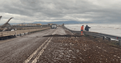 Copertina di Mareggiata in Sardegna, chiusa la Sulcitana: il video dei danni lungo la carreggiata