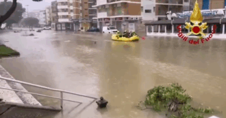 Copertina di Nubifragi record in Calabria, la mareggiata a Catanzaro costringe le persone ad abbandonare le case – Video