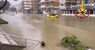 Copertina di Nubifragi record in Calabria, la mareggiata a Catanzaro costringe le persone ad abbandonare le case – Video